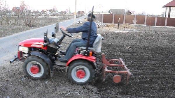 Почему покупают малогабаритный трактор мтз-152 беларус