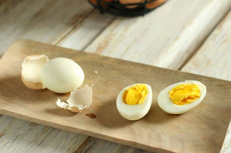 Почему куры несут яйца с двумя желтками?
