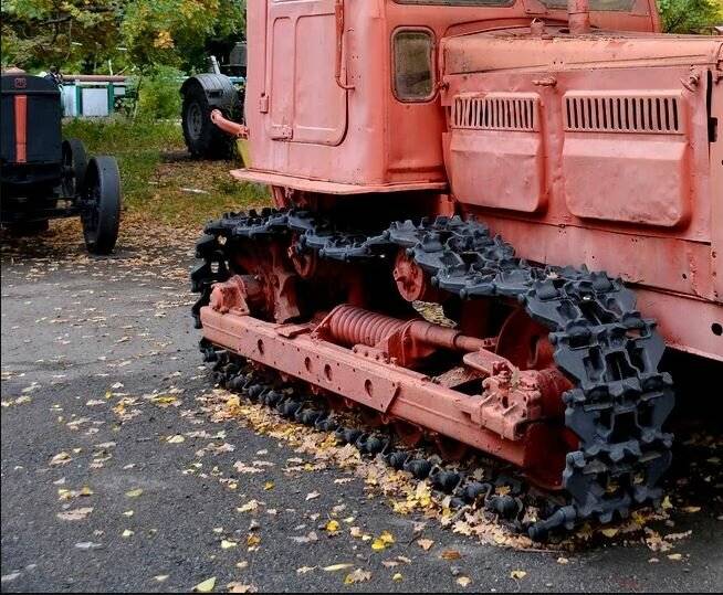 Гусеничный трактор т-4