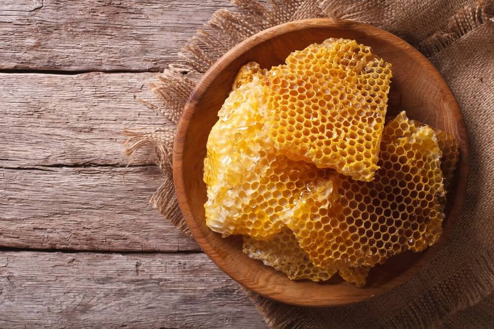 Чем полезен мед в сотах — 5 доказанных свойств и как его употреблять