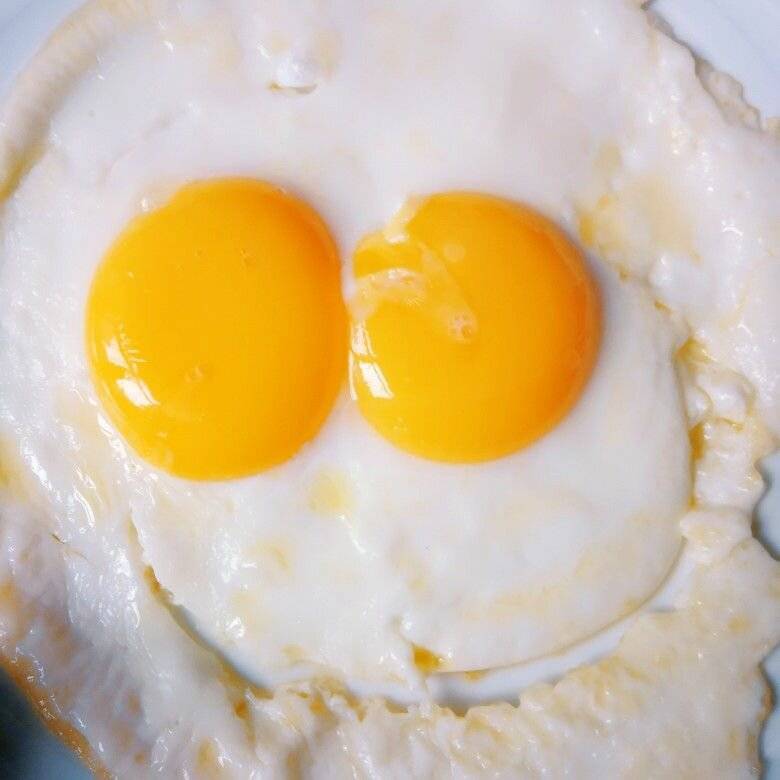 Яйцо с двумя желтками: приметы для женщины