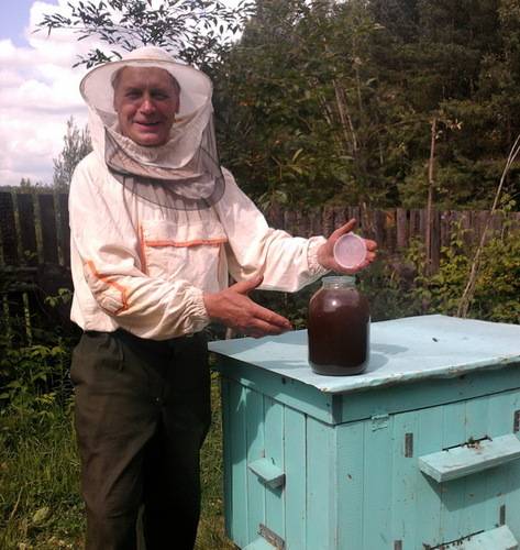 Какой инвентарь и приспособления необходимы пчеловоду при проведении работ на пасеке?