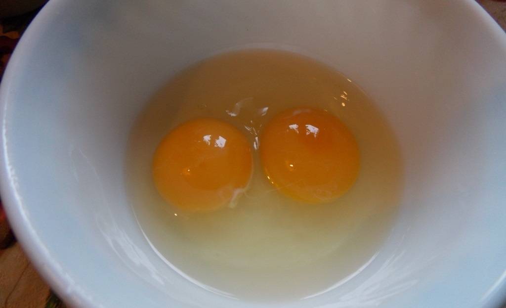 Примета — два желтка в одном яйце: что значит для мужчин и женщин, а также что говорит блюдо с таким продуктом, как избавиться от негатива?