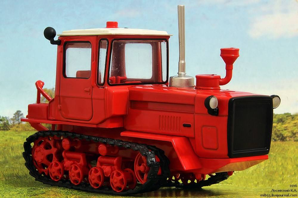 Советский трактор дт-75, выпускаемый с конца 60-х годов