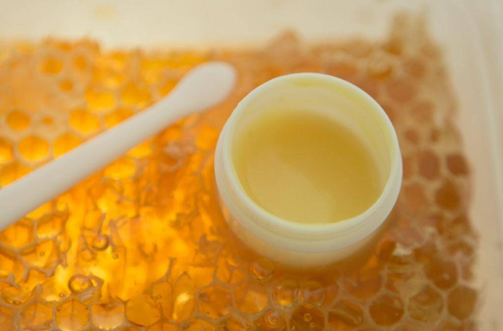 Пчелиное маточное молочко: продукт с уникальными условиями производства