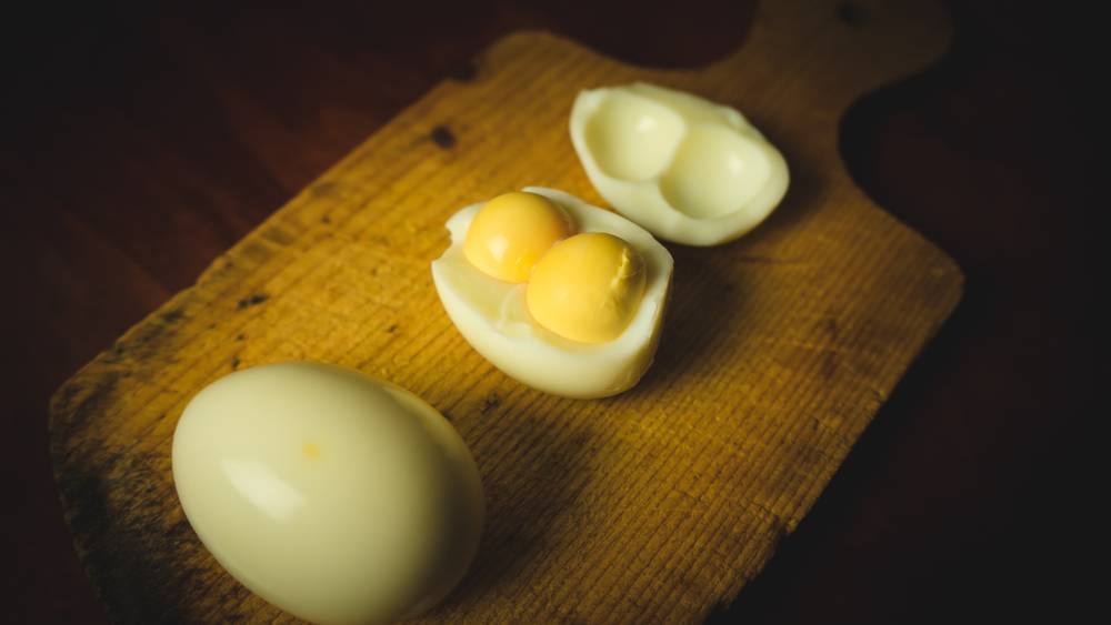 Приметы и суеверия расскажут, чего ждать, если попалось яйцо с двумя желтками