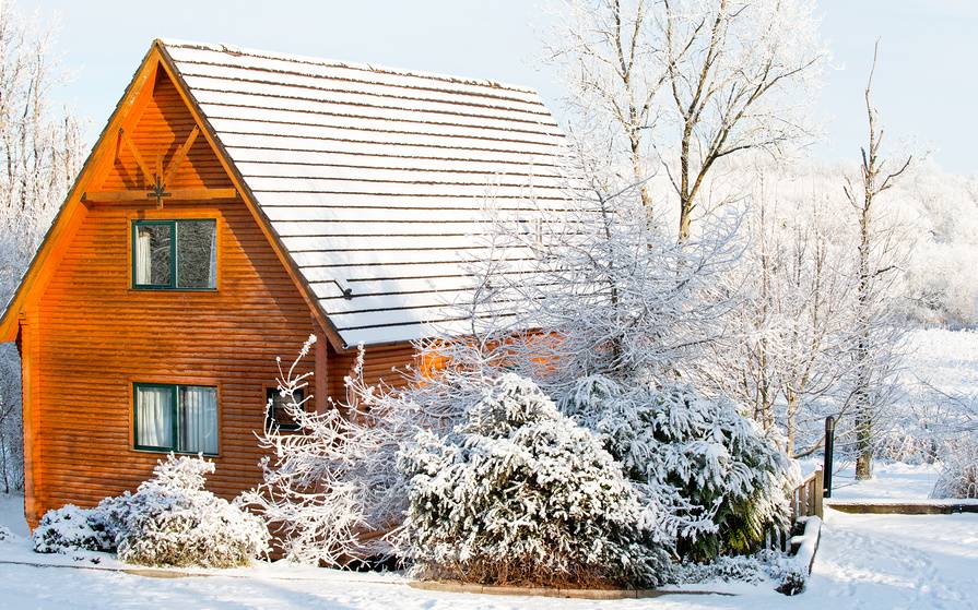 10 идей: чем можно заняться на даче зимой