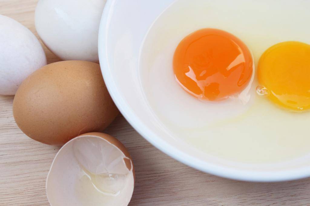 Цвет желтка и скорлупы у куриных яиц от чего зависит?