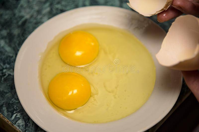 Почему куры несут яйца с двумя желтками? (видео)