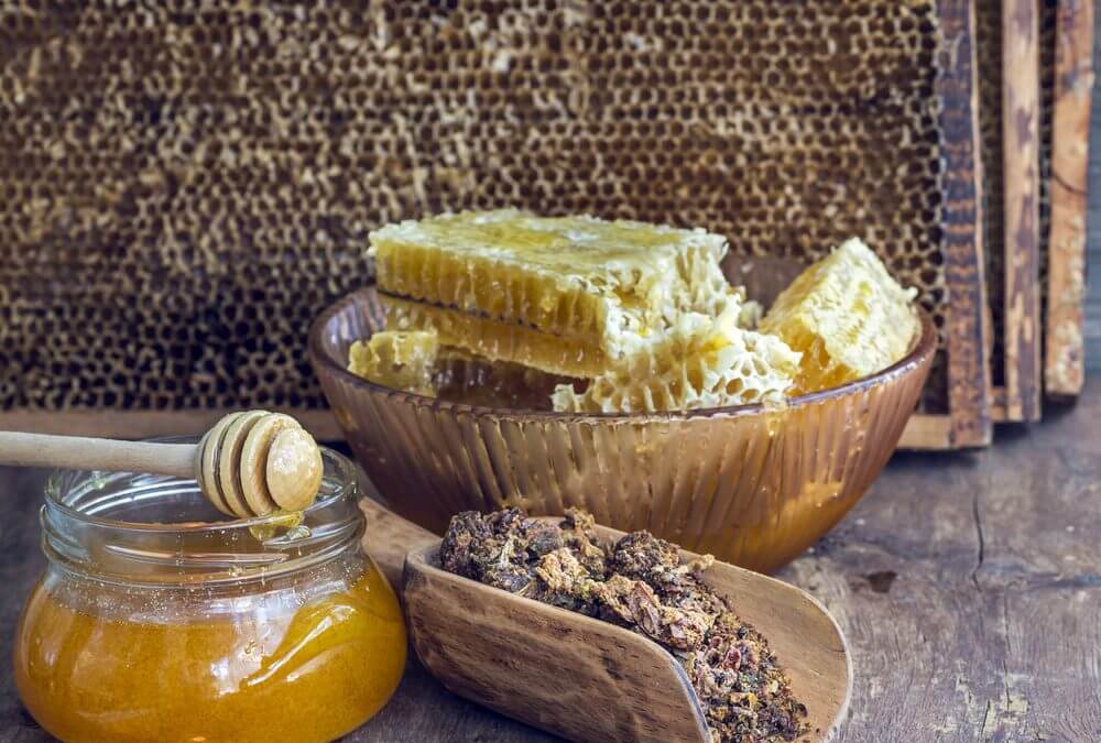 Мёд с прополисом: описание и приготовление, полезные свойства и противопоказания, возможный вред, фото