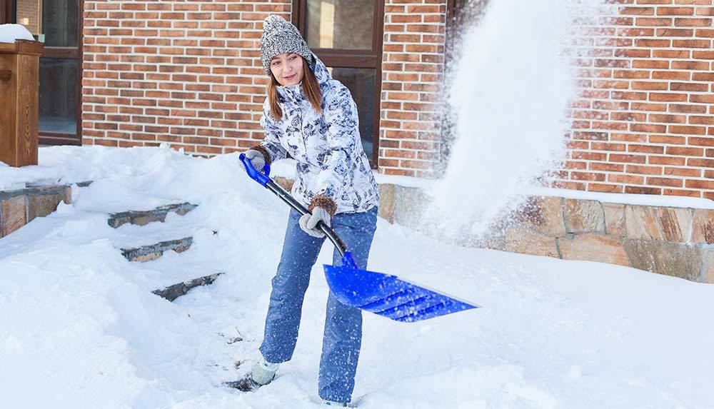 Убираем снег на даче: как это делать с удовольствием | стройка